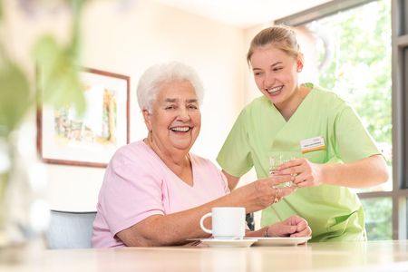 Schülerin mit Patientin